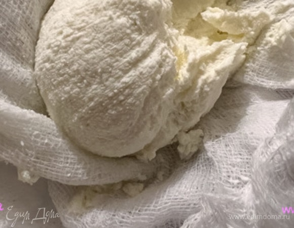 Берем творог рассыпчатый не ниже 9% жирности. Ни в коем случае не пастообразный. Отжимаем порционно через марлю. Если жидкость не отжать, то сырники потекут и не будут нежными.