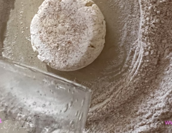 Руки не смачиваем. Формируем шарики из массы. Припыляем тарелку мукой (1,5 ст. л.). Выкладываем в серединку тарелки шарик, накрываем стаканом, вращаем стакан, пока бока сырника не станут ровными. Ребром стакана придавим сырник слегка, чтобы сделать его плоским. Еще раз вращаем сырник в стакане (недолго). Идеальная форма готова.