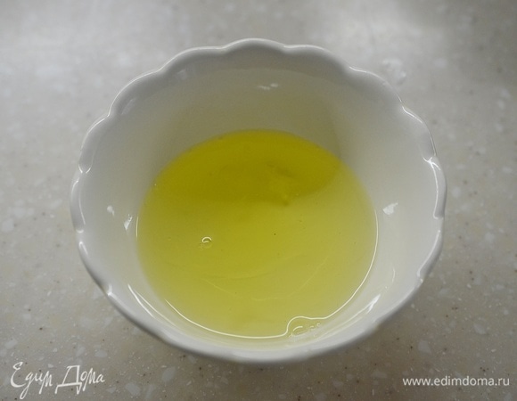 Белки отделите от желтков.