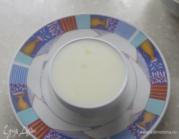 Вылейте полученную массу в жаропрочную форму. Запекайте в разогретой до 180°C духовке 10–15 минут или в микроволновке не более 5 минут.