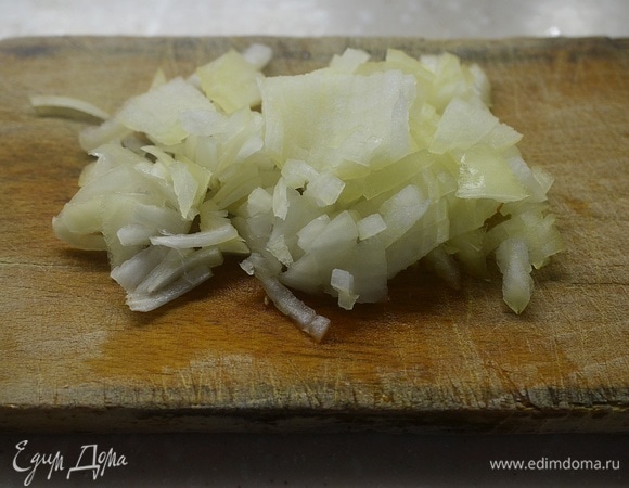 Лук почистите и мелко нарежьте.