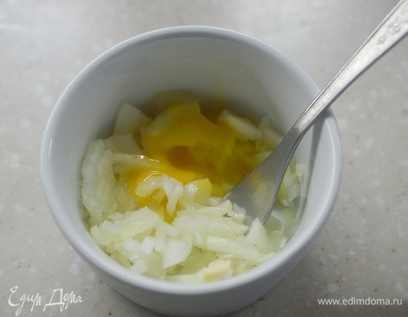 Добавьте к луку яйцо.