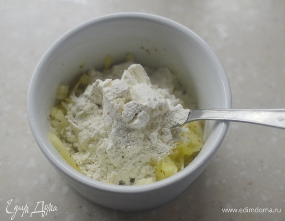 Добавьте муку.