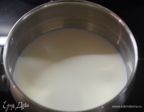 В сотейнике молоко доведите до кипения.