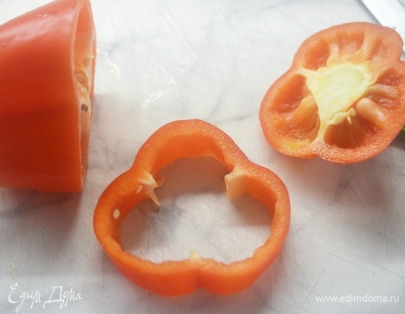 У перца удалите семена, нарежьте кольцами толщиной около 1,5 см.