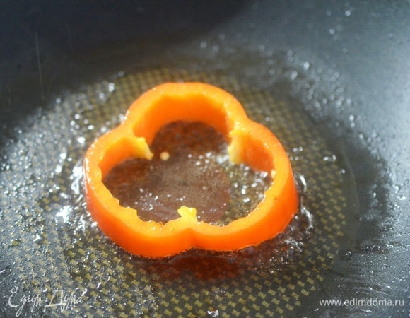 В сковороде разогрейте масло, немного обжарьте перец с двух сторон.