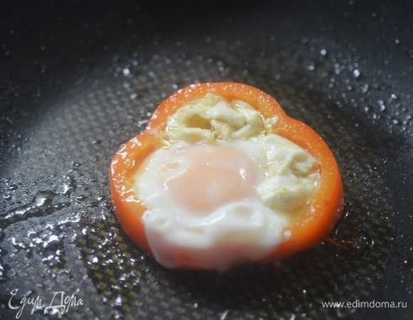 Аккуратно вбейте в перец яйцо.