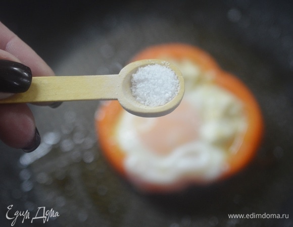 Посолите. Накройте крышкой и доведите до готовности.