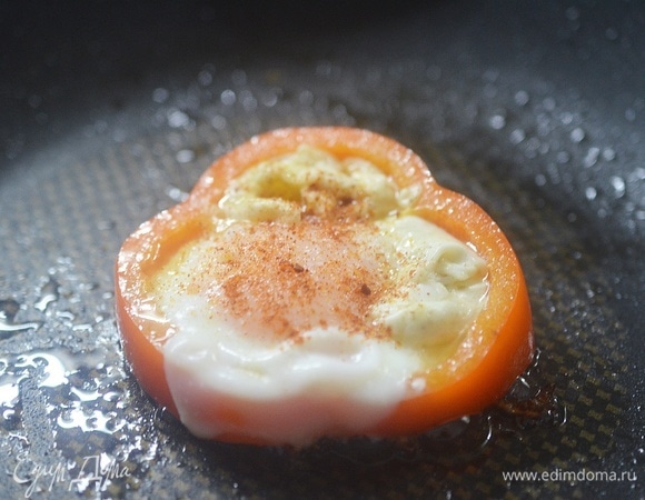 Готовое блюдо посыпьте паприкой.