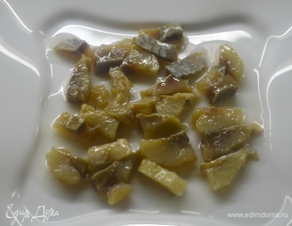 Сельдь почистите, удалите кости, нарежьте кусочками и выложите на блюдо для подачи.