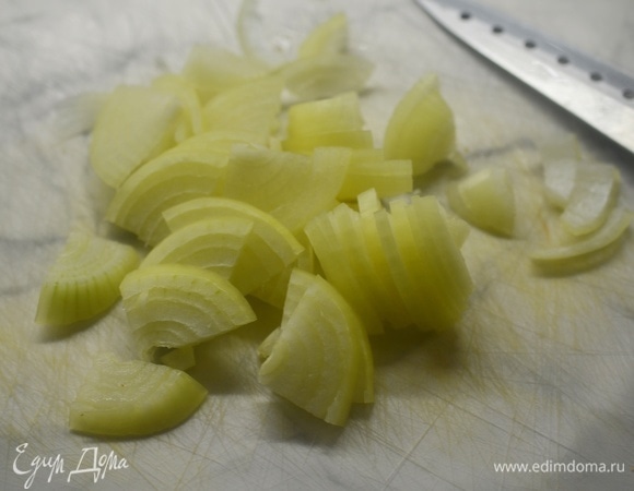 Лук почистите, нарежьте удобным способом.