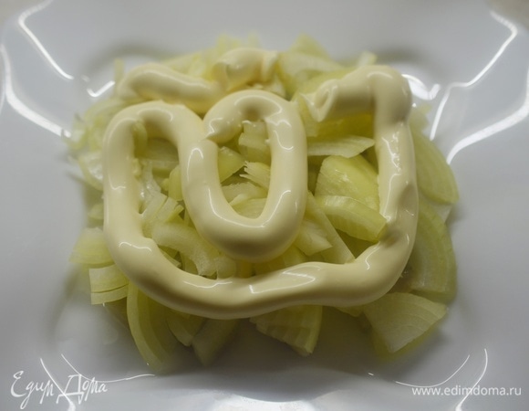 Затем — немного майонеза.