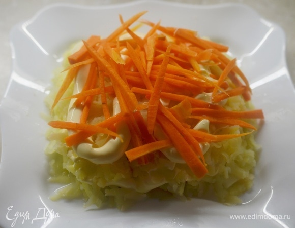 Затем — слой морковки по-корейски.
