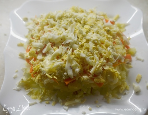Яйца отварите вкрутую, натрите на терке и выложите следующим слоем.