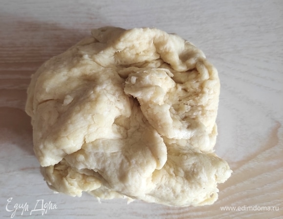 Для теста: в чашку влить воду комнатной температуры, растительное масло, добавить соль и всыпать просеянную муку. Замесить тесто, сначала оно будет неоднородным и комковатым. Муки может потребоваться чуть меньше, больше точно добавлять не нужно!