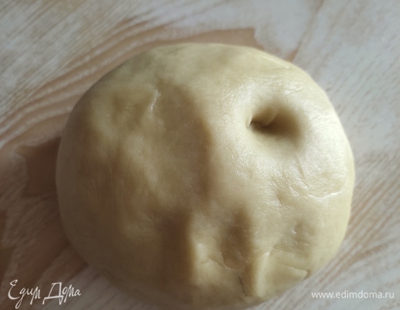Тесто хорошо вымешиваем примерно 5 минут, в итоге оно становится гладким, упругим, при надавливании пальцем остается след. Накрываем чашей или помещаем в пищевую пленку и даем отдохнуть 20 минут.