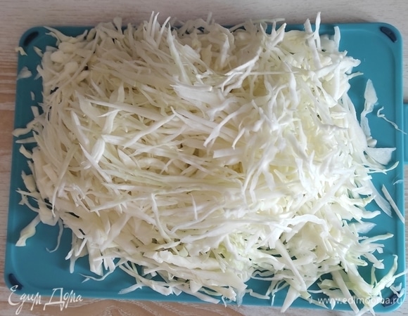 В это время готовим начинку. Для чего шинкуем капусту любым удобным для вас способом.