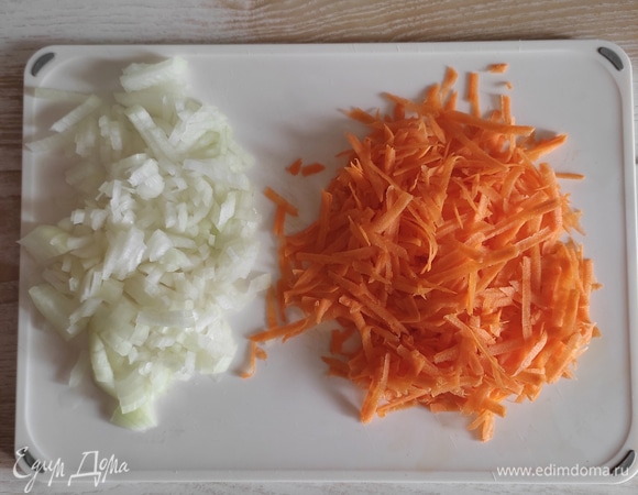 Луковицу мелко режем, морковь трем на крупной терке. Луковицу и морковь берем небольшого размера.