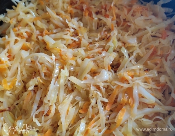 Лук, морковь и капусту обжариваем на растительном масле и тушим до мягкости, солим, перчим по вкусу. После готовности немного остужаем.