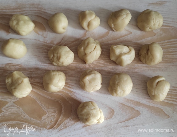 Тесто делим на 16 примерно равных частей. Я делю с помощью весов.