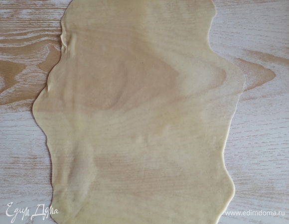 Каждый кусочек раскатываем как можно тоньше (чем тоньше раскатаете, тем более слоеными и хрустящими будут пирожки).