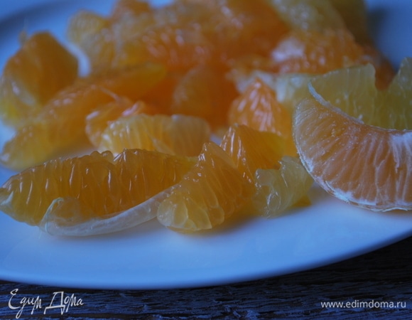 Мандарины очистите от кожуры, разберите на дольки, каждую дольку очистите от пленки.