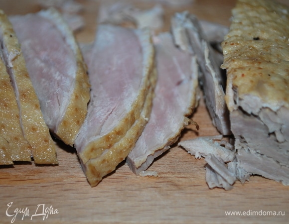 Утиную грудку нарежьте на кусочки (у меня запеченная в духовке утиная грудка).