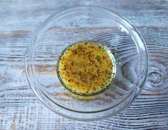 Для заправки из одного мандарина выжмите сок (получается 2–3 ст.ложки), смешайте вместе растительное масло, горчицу, сок и щепотку орегано.