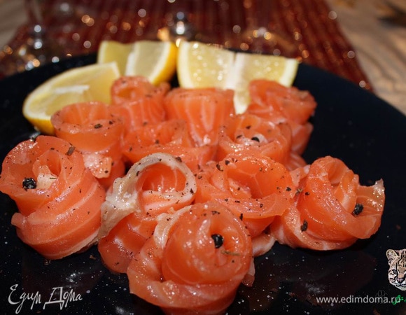 Достаньте рыбу из пакета, промойте от соли, обсушите салфетками и нарежьте тонкими ломтиками.