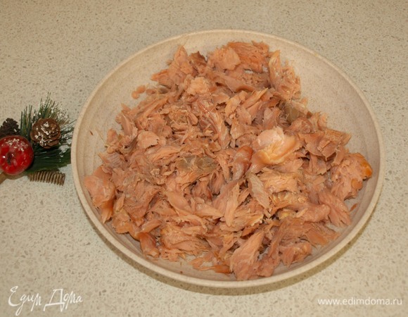 Горбушу горячего копчения тщательно освободить от костей. Вилкой измельчить. В ингредиентах указан вес подготовленной рыбы.