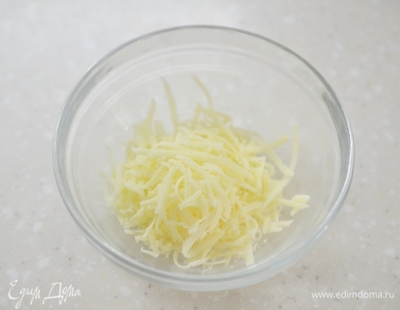Сыр натрите на терке.
