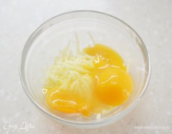 Добавьте яйца.