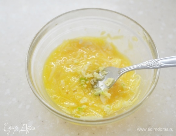 Добавьте измельченный чеснок.