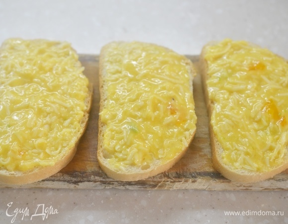 Намажьте полученную массу на кусочки белого хлеба.