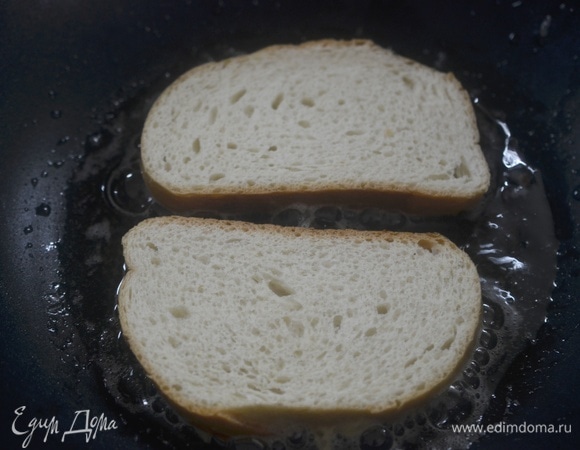 В сковороде разогрейте масло. Выложите хлеб с начинкой начинкой вниз.