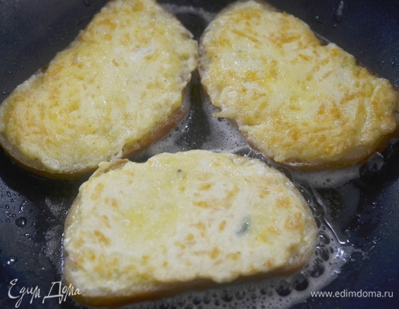Обжаривайте с двух сторон до румяности и хрустящего состояния. Подавайте к столу.