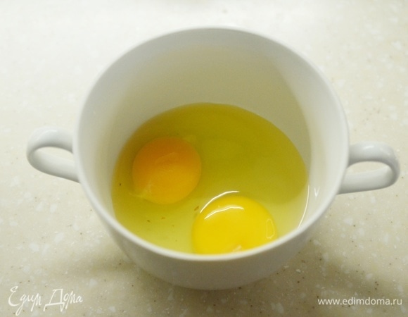 В миску вбейте яйца.