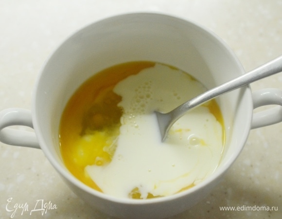 Добавьте молоко, посолите.