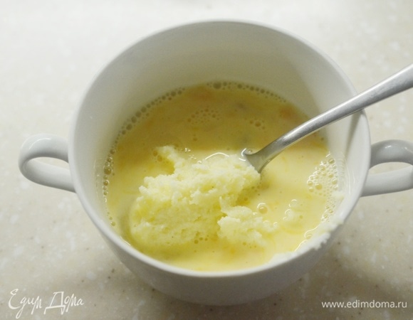 Добавьте манную кашу.