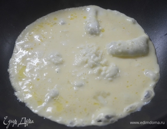 Влейте омлетную массу. Готовьте омлет до готовности.