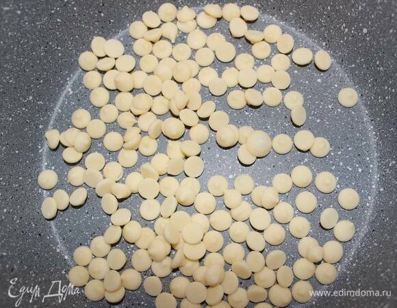 Для ганаша растопите белый шоколад на водяной бане.