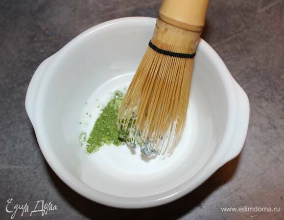 Взбейте матчу с кокосовым молоком до однородной пасты.