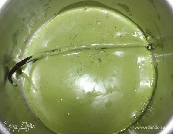 Перелейте полученную пасту в кастрюльку. Разрежьте вдоль стручок ванили, добавьте к пасте и доведите до кипения.