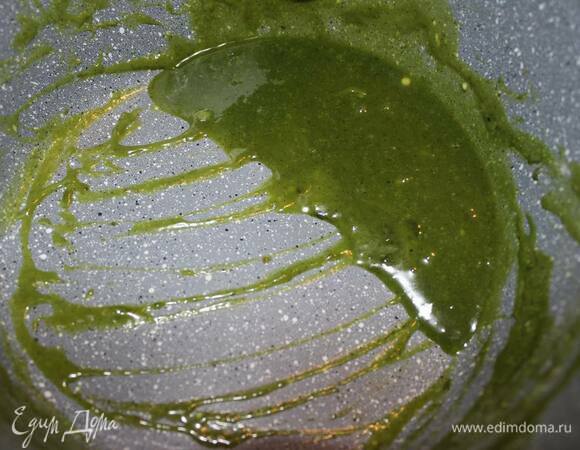 Снимите белый шоколад с водяной бани, влейте туда вскипевшее кокосовое молоко с матчей и перемешайте до однородного состояния.