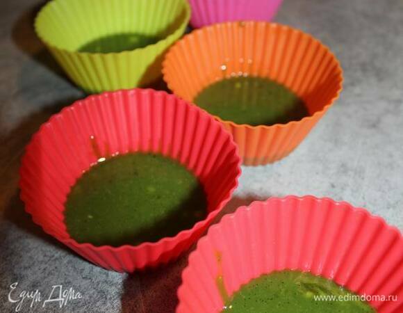 Перелейте получившийся ганаш в форму (можно сразу разлить по порциям, как у меня на фото, но это не принципиально) и уберите в морозилку примерно на 2–3 часа. Ганаш должен застыть до вязкости: он может быть мягким, но не должен стекать.