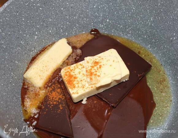 Для теста растопите черный шоколад с маслом на водяной бане. Добавьте щепотку морской соли и кайенского перца.