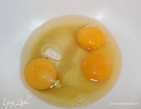 Взбейте яйца с сахаром.