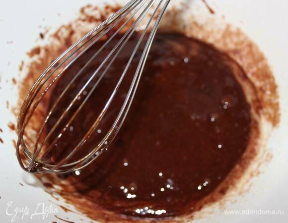 Когда шоколад и масло полностью растопятся, влейте получившуюся смесь к яичной массе тонкой струйкой, продолжая взбивать.