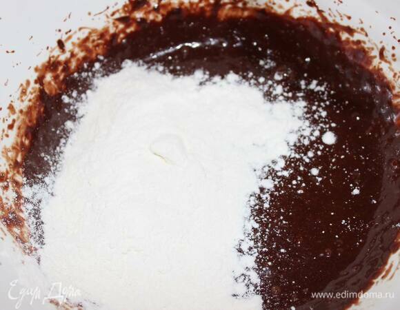 Добавьте муку и хорошо перемешайте, чтобы не было комочков.