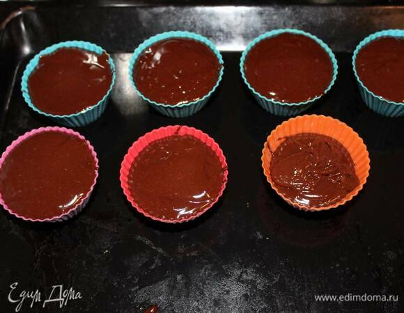 Выпекайте в предварительно разогретой до 200°C духовке 8 минут. Оставьте пирожные остывать в формочках примерно на 2–3 часа. Обычно фондан можно подавать сразу же, но в данном случае начинка из ганаша делает пирожные довольно хрупкими, поэтому придется потерпеть, пока они не застынут.